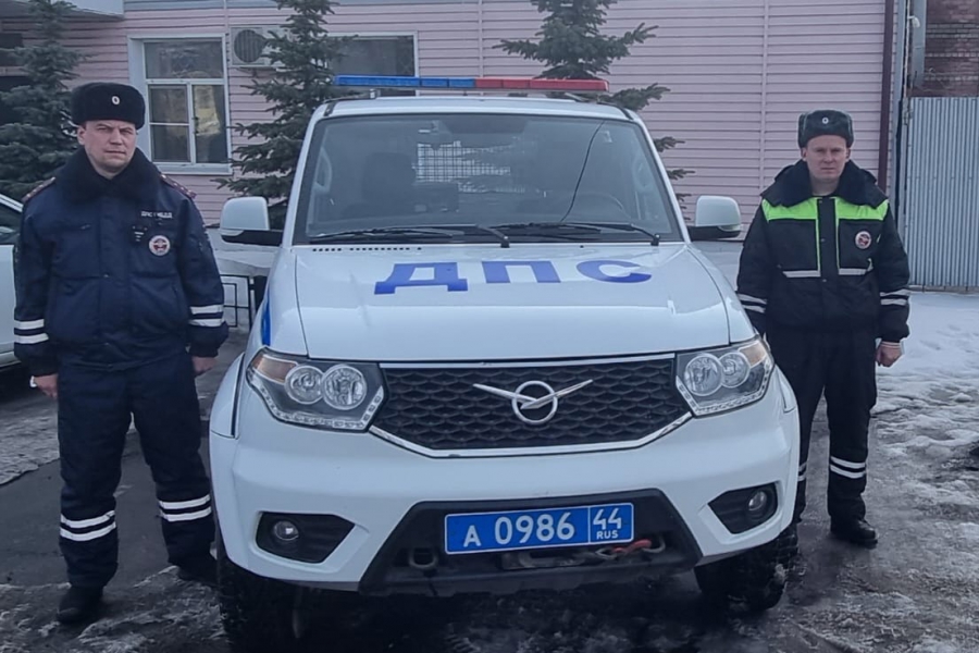 В Костромской области автоинспекторы доставили в больницу дальнобойщика