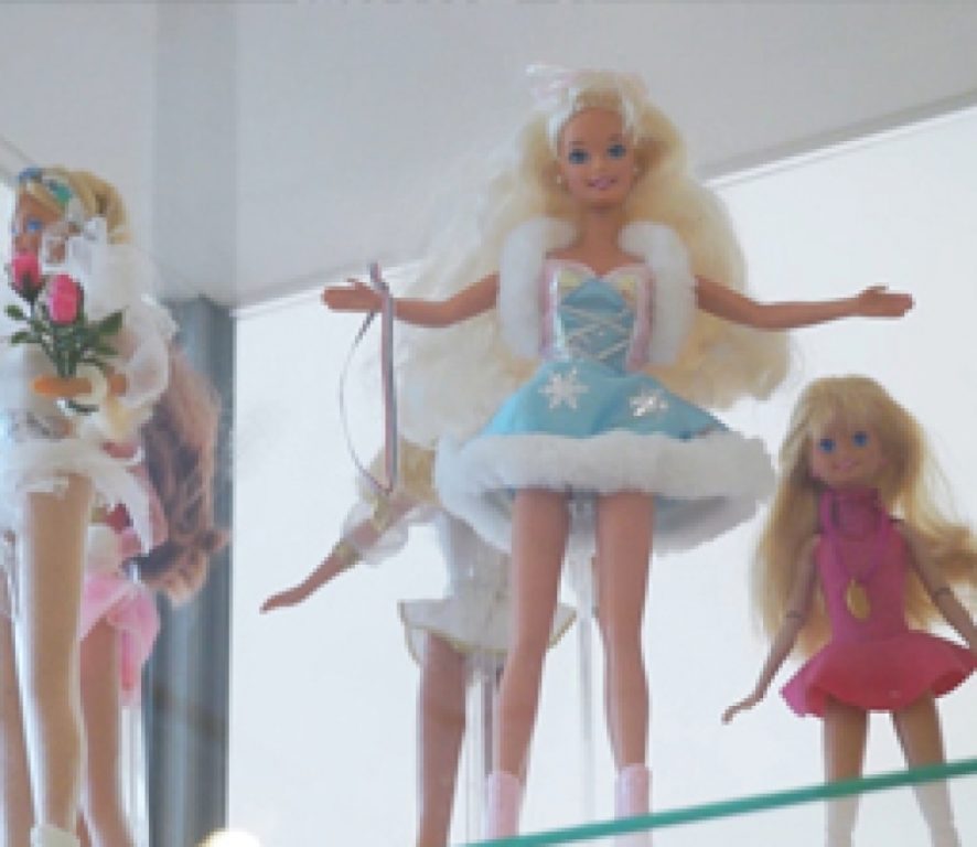 В художественной галерее открылась выставка самой узнаваемой куклы планеты «Та самая Барби»