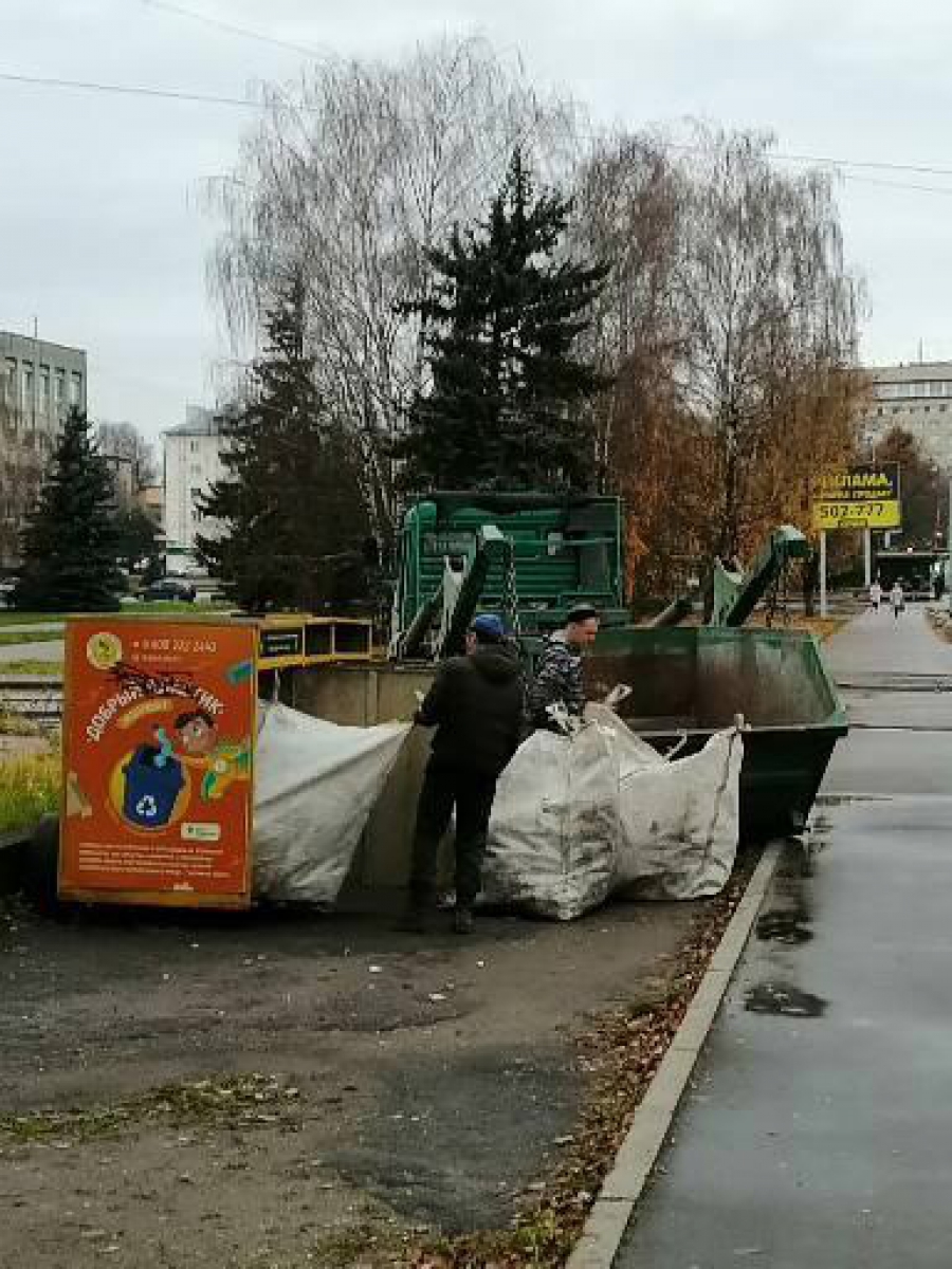 Костромских сборщиков мусора поймали на циничном экологическом нарушении -  Logos44