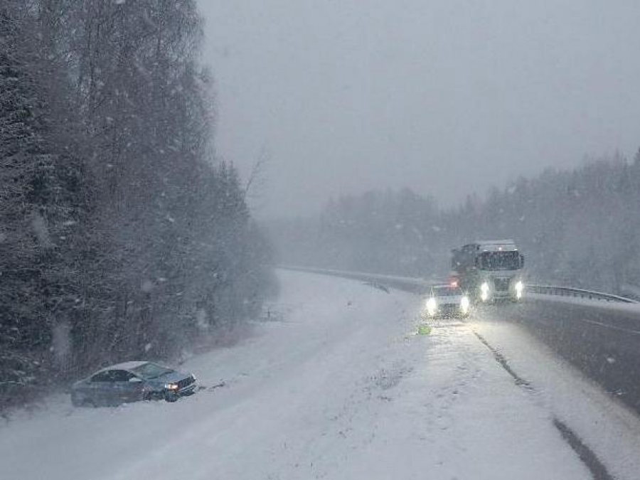 Апрельский снег привел к авариям на костромских дорогах