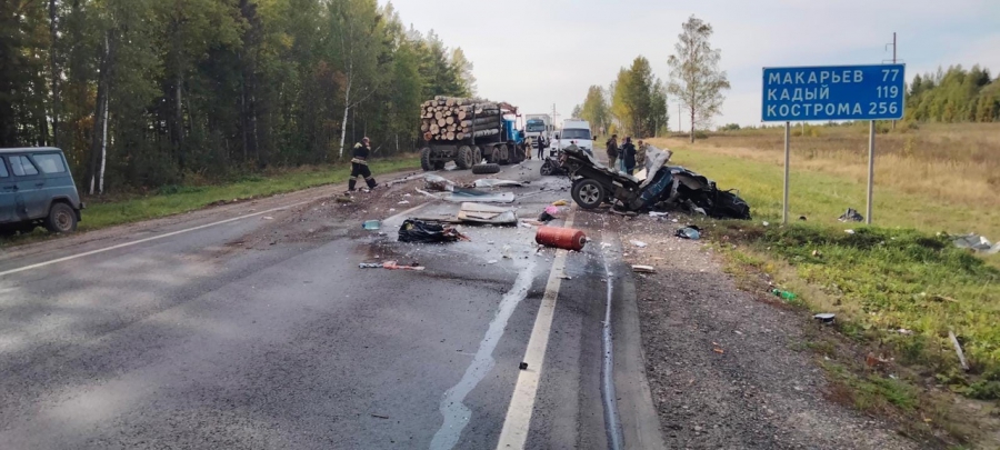 В Костромской области КАМАЗ раздавил грузопассажирский автомобиль