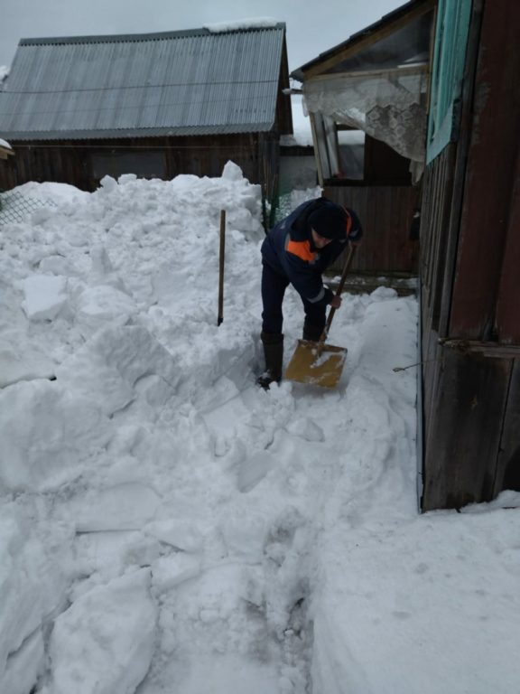 Сошедший с крыши снег «замуровал» дома костромского военного пенсионера