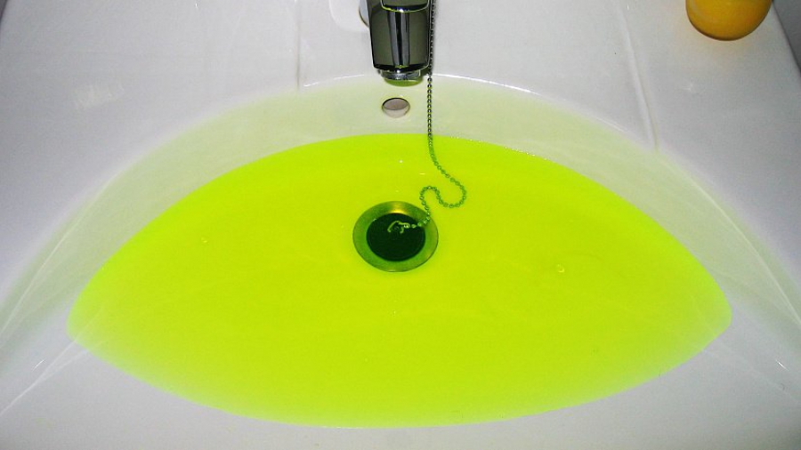 Костромичам рассказали, что делать с желтой и зеленой водой с запахом лекарств