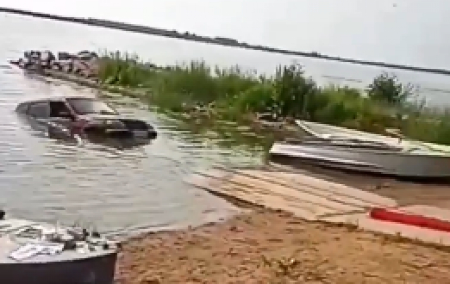 Под Костромой утонул легковой автомобиль (ВИДЕО)