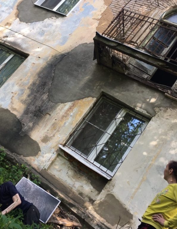 В Костроме аварийный балкон обвалился вместе с пенсионером