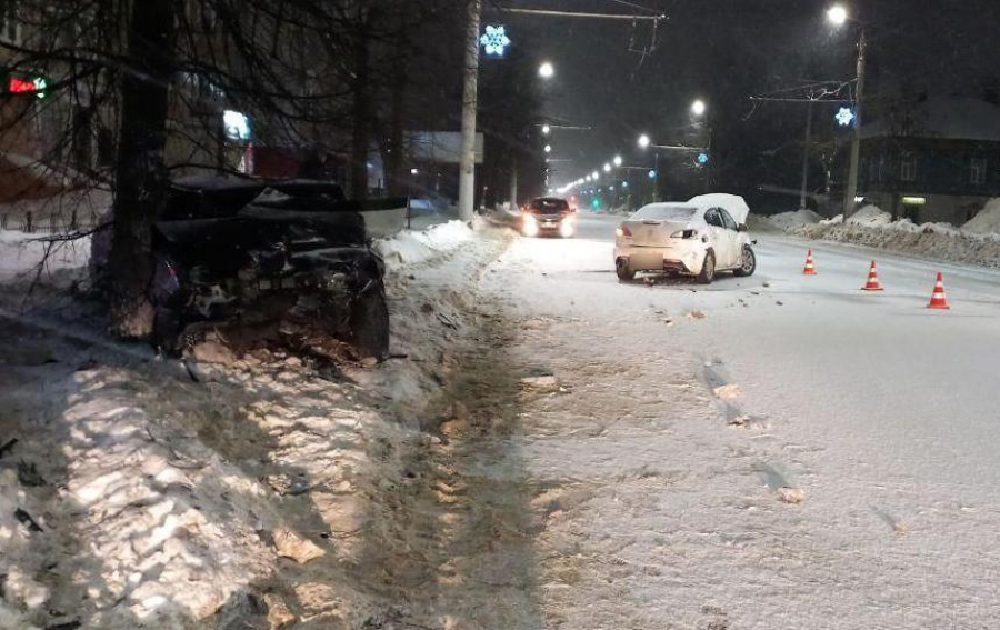 Костромичка попала в серьёзное ДТП в припаркованном автомобиле