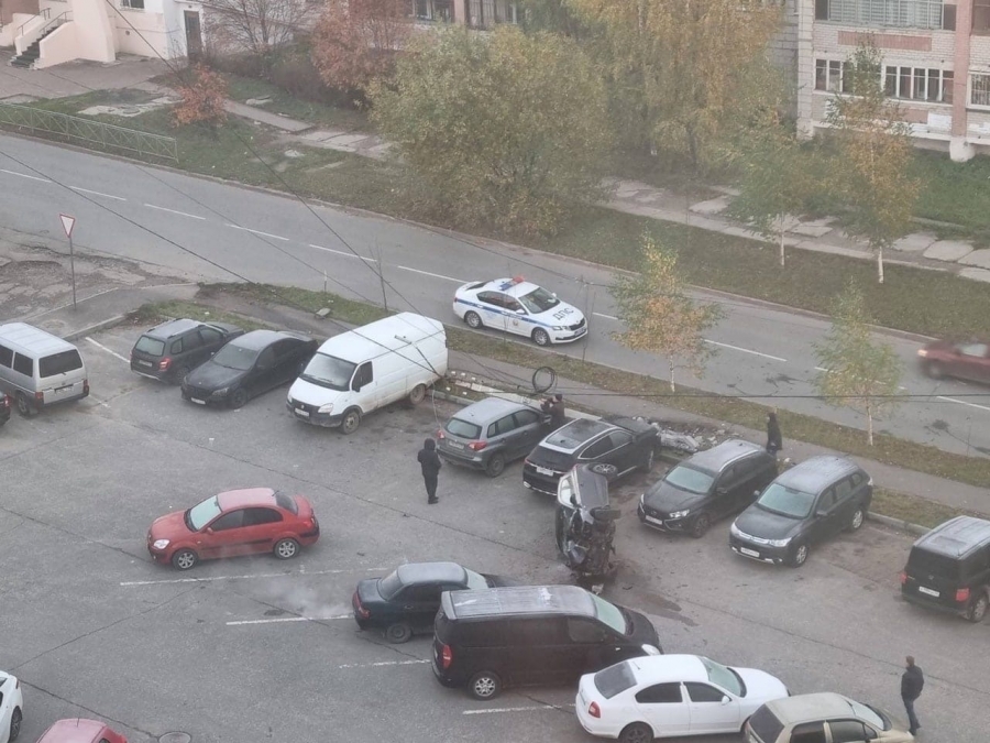 В Костроме водитель сбил светофор и покорежил четыре машины (ФОТО)