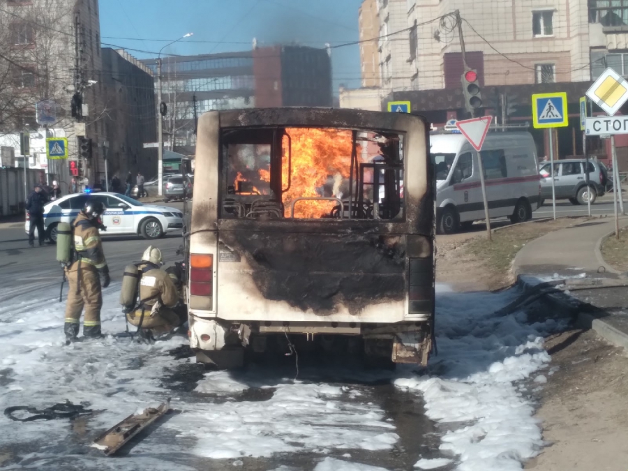 Остался только остов: в Костроме полностью потушили загоревшийся «ПАЗ»