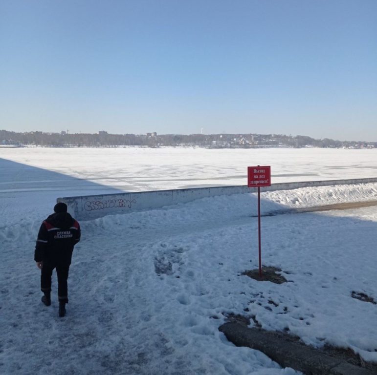 В Костроме запретили выходить на лед водоемов