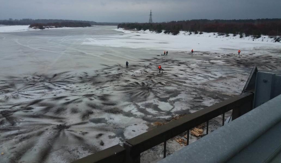 На реке Унже у автопешеходного моста почернел лед
