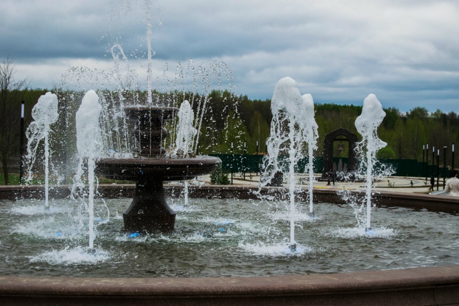 Костромичи снова моют ноги и купают детей в фонтане в парке Победы