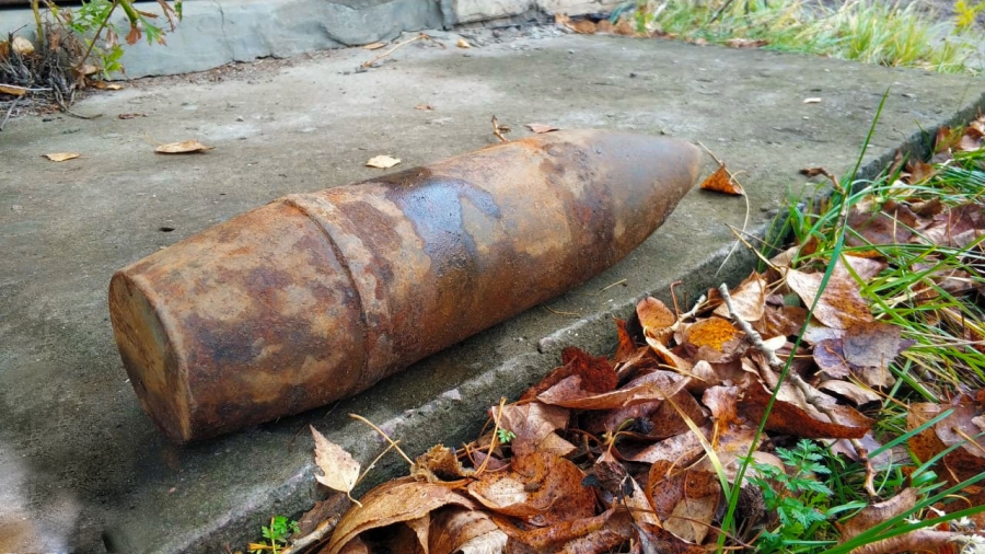 В Костроме рабочие выкопали из земли старый ржавый снаряд