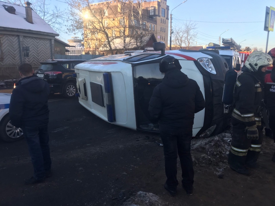 В центре Костромы опрокинулась машина скорой помощи (ФОТО)