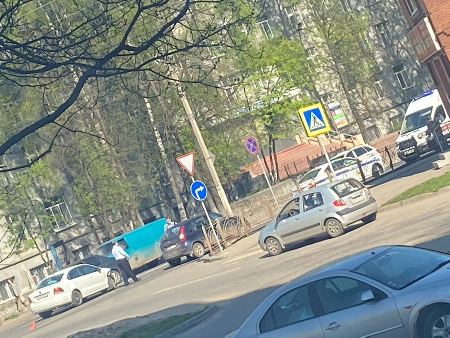 В Костроме автобусы вынуждены ехать по тротуарам из-за аварии