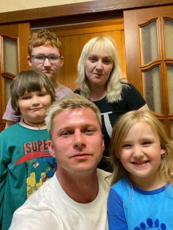 Актёр из Костромы Роман Курцын взял под опеку семью украинских беженцев