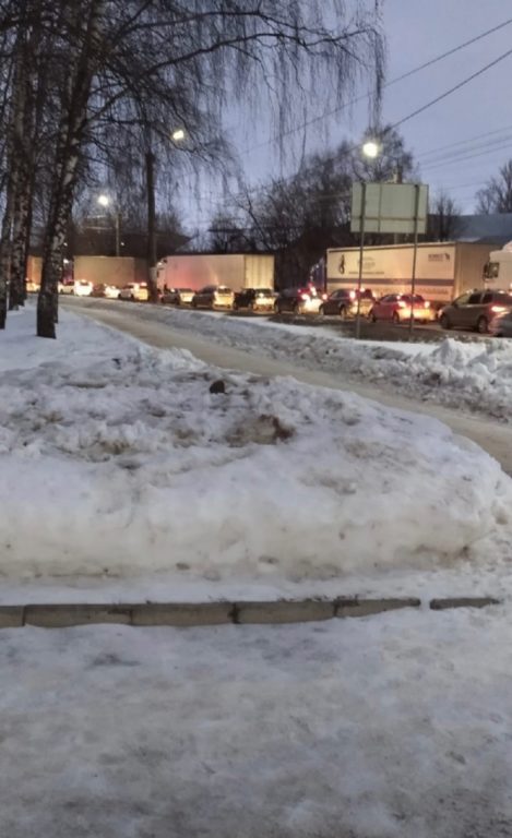 В Костроме водители большегрузов нагло нарушают введённые ограничения