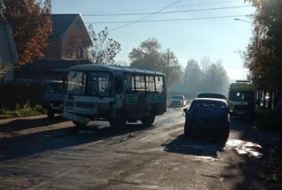 В Костроме легковушка столкнулась с пассажирским автобусом