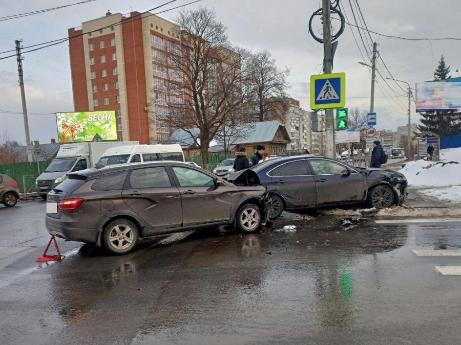 При столкновении автомобилей в Костроме пострадала семилетняя девочка