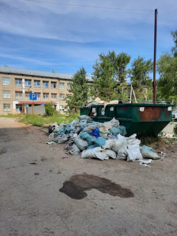 В Костроме рядом с жилой новостройкой уже несколько недель не вывозят горы мусора