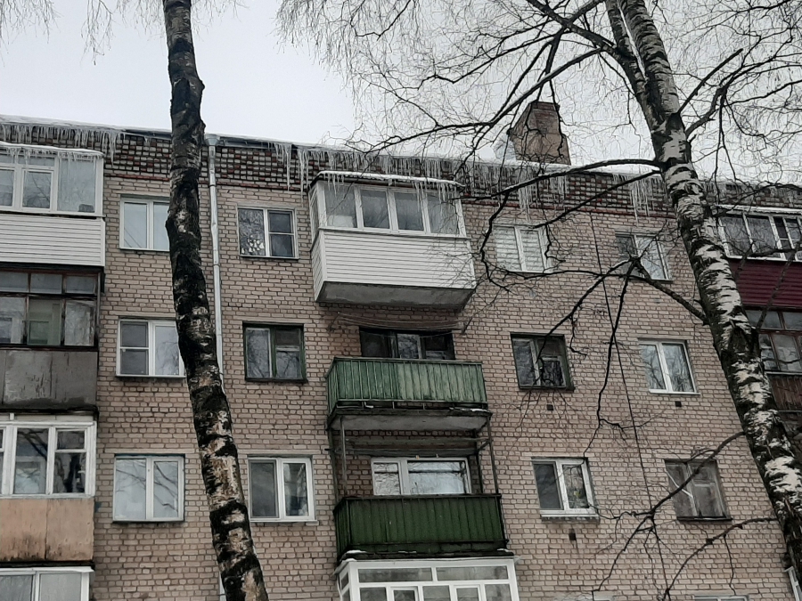 В Костроме возросла опасность схода снега и льда с крыш