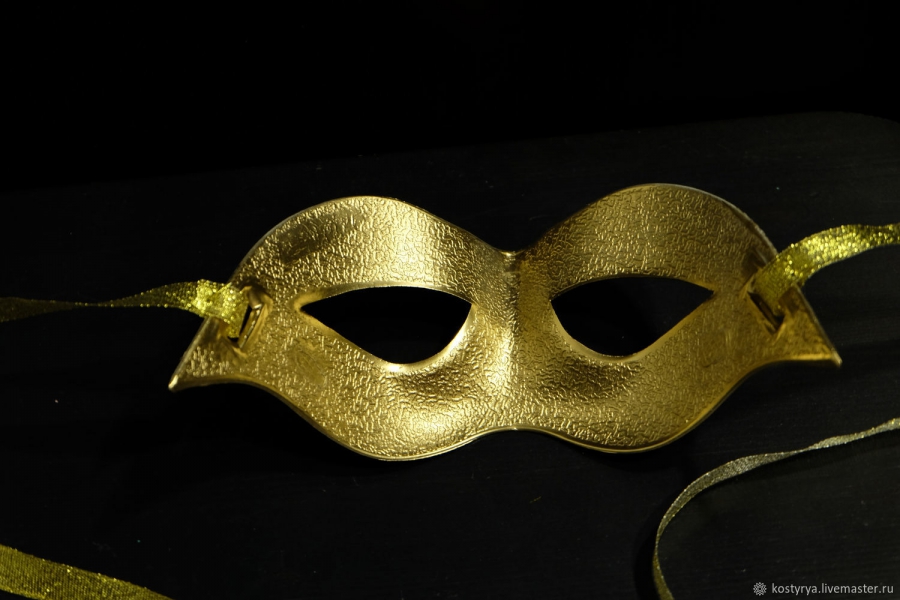Для артистов и работников театра им. Островского были сшиты «золотые маски» в честь праздника
