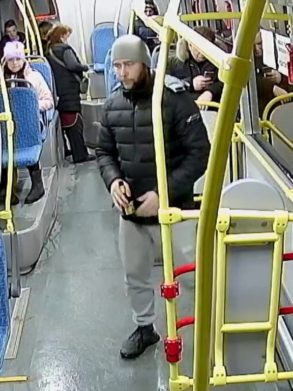В Костроме ищут автобусного дебошира: он разбил лобовое стекло бутылкой