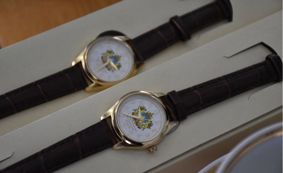 Три жителя Солигалича получили часы в награду за спасение детей