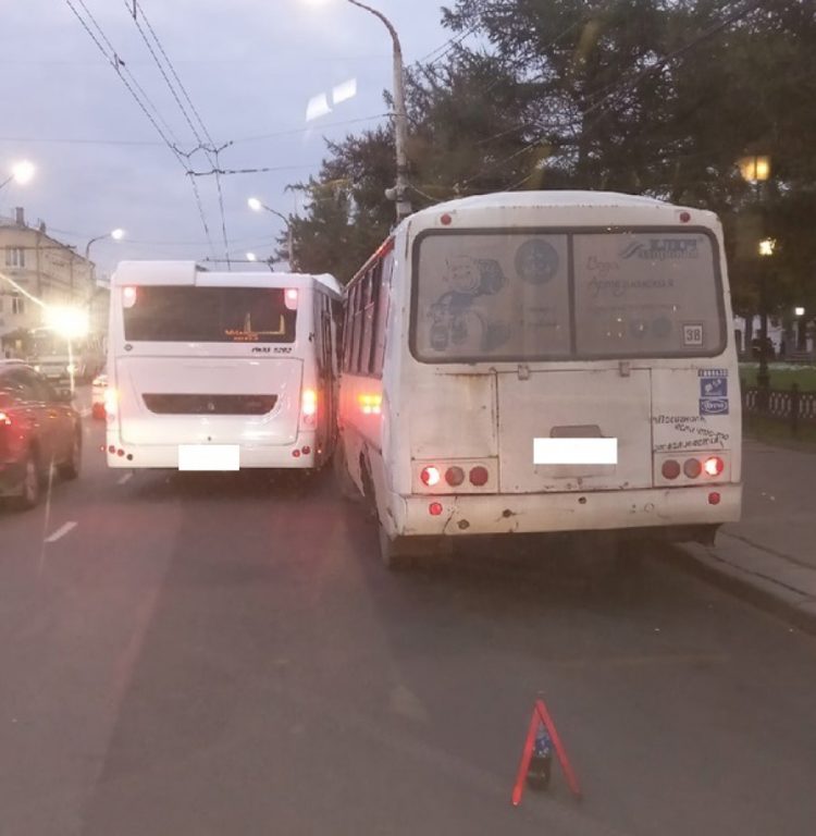 В Костроме столкнулись два пассажирских автобуса
