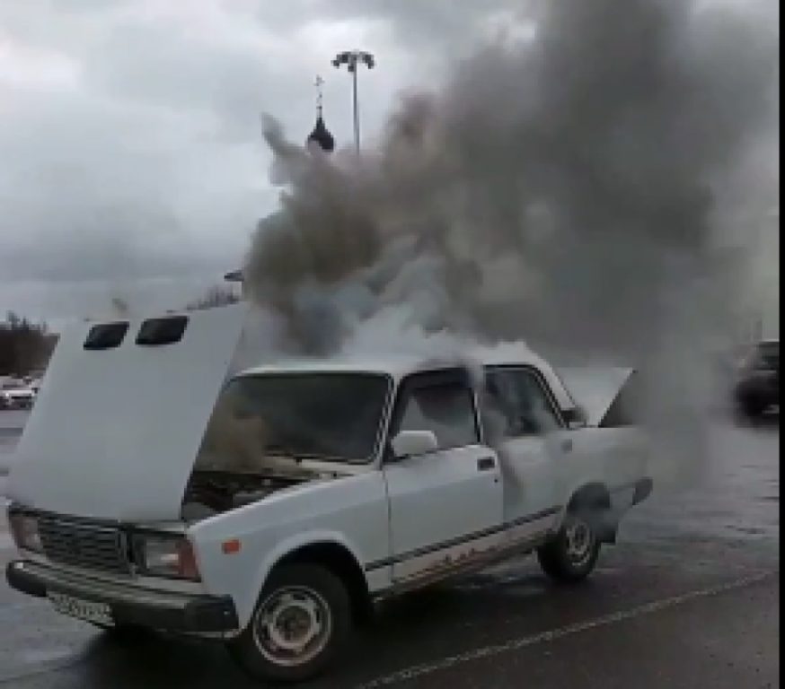 На парковке у ТЦ «Галерея» в Костроме загорелся автомобиль