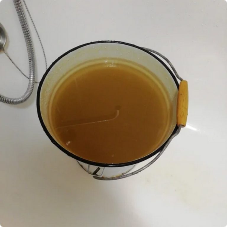 Костромичи жалуются на коричневую воду и испорченные фильтры