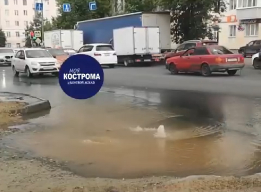 В центре Костромы незапланированный фонтан затопил улицу (ВИДЕО)