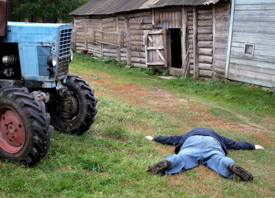 В Костромской области пьяный тракторист утопил молоковоз в грязи и сбежал