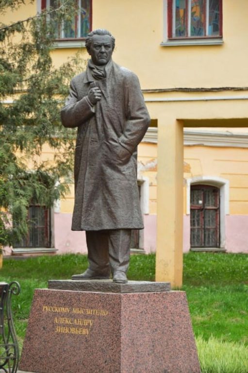 В Костроме памятник мыслителю Александру Зиновьеву перенесли на новое место