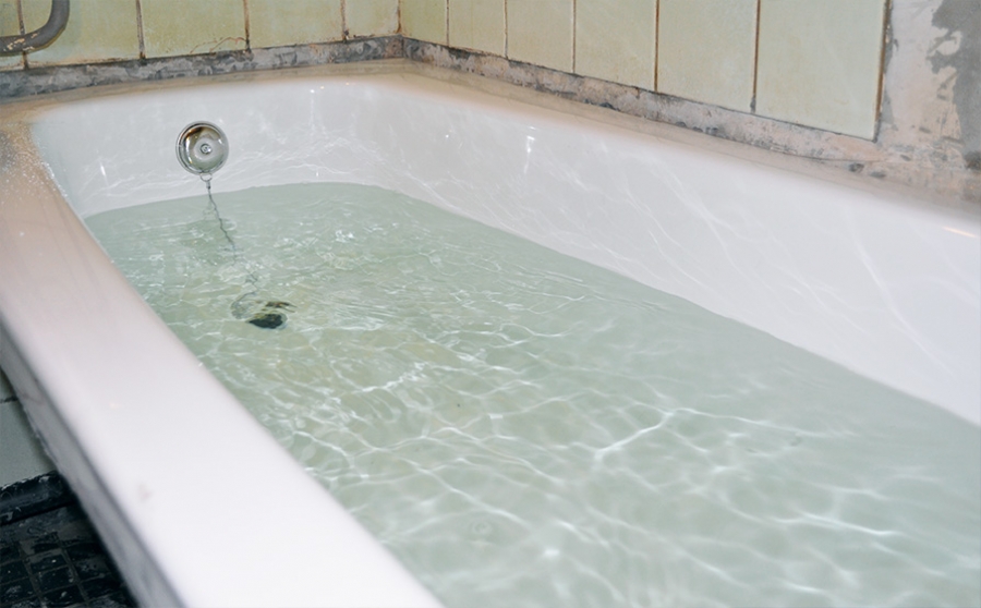 В Костромской области люди принимают ванну в чуть теплой воде