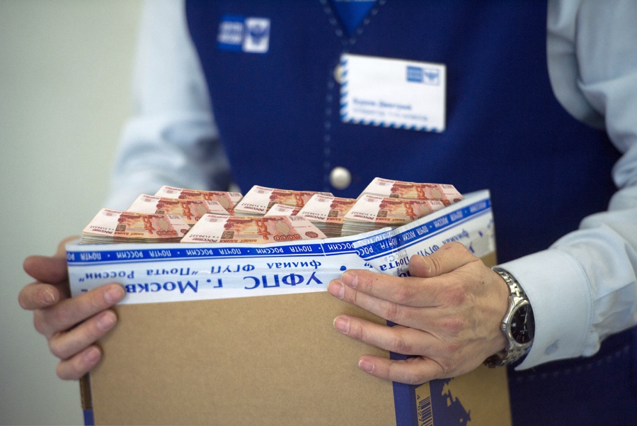 Сотрудница почты из Мантурово пять месяцев доплачивала себе зарплату из кассы отделения
