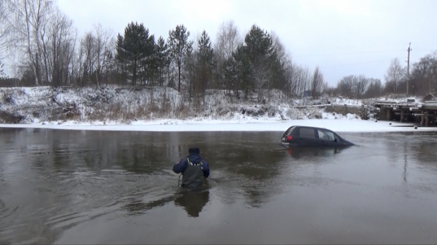 В Костромской области иномарка слетела с моста в воду