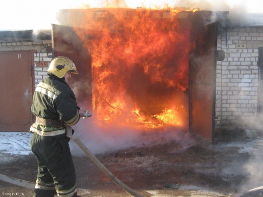 В гаражном кооперативе на Заволжской улице в Костроме загорелись сразу три бокса (ВИДЕО)