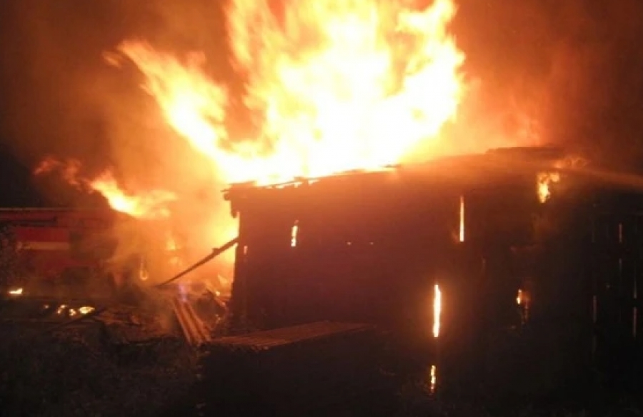 В Костромской области загорелся частный дом с хозпостройкой