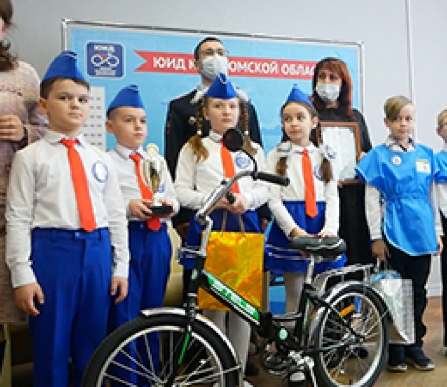 Юных инспекторов движения из Костромы наградили велосипедом
