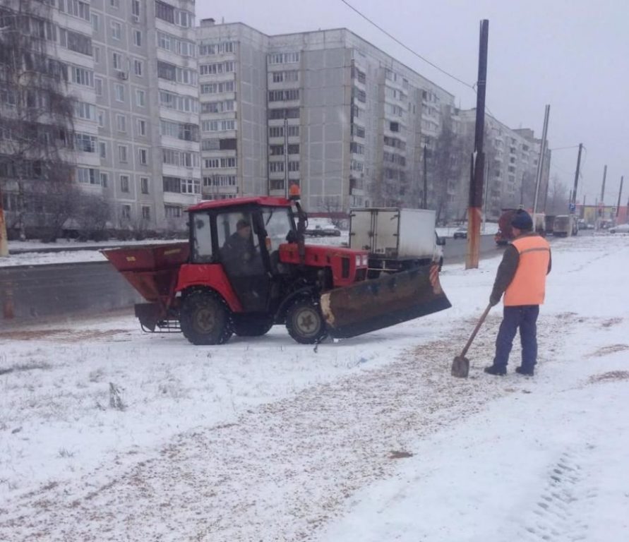 В Костроме обрабатывают заледеневшие тротуары