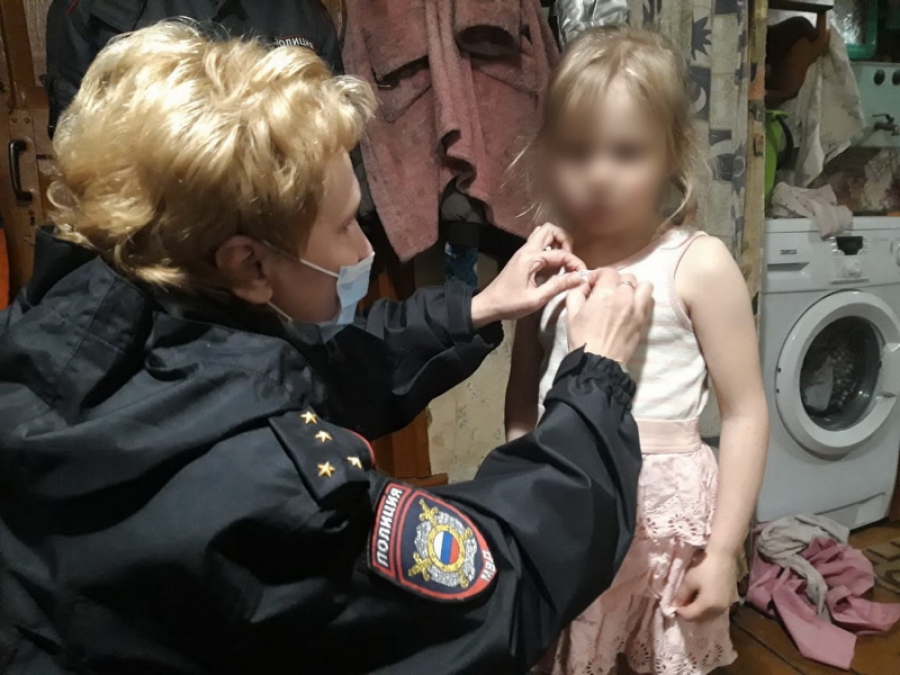Во время обхода «нехороших квартир» костромские полицейские нашли и вернули домой восьмилетнюю девочку