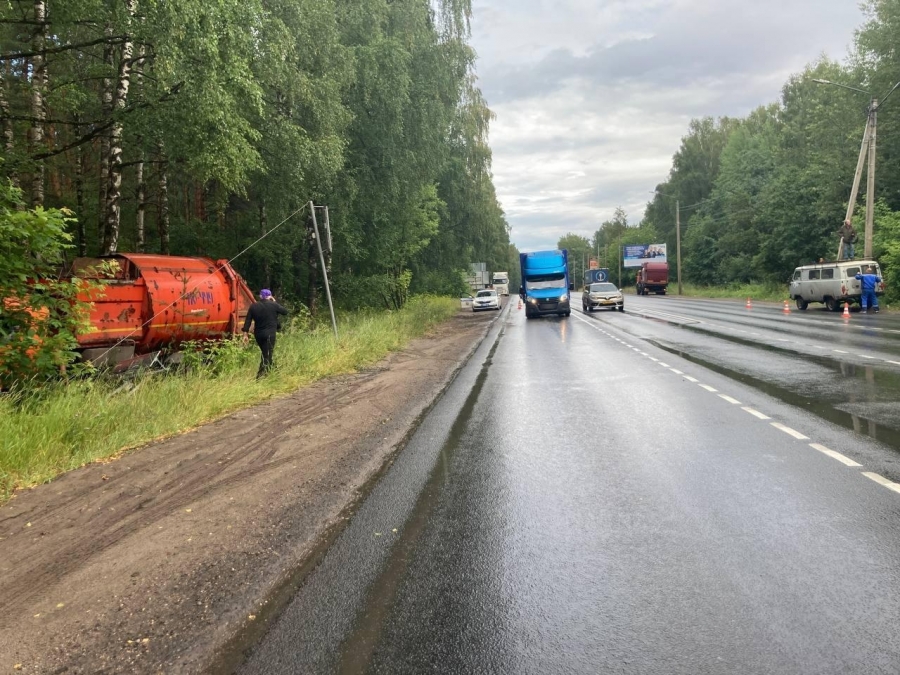 В Костроме автоледи подрезала «КамАЗ»: пострадали водитель и пассажир грузовика