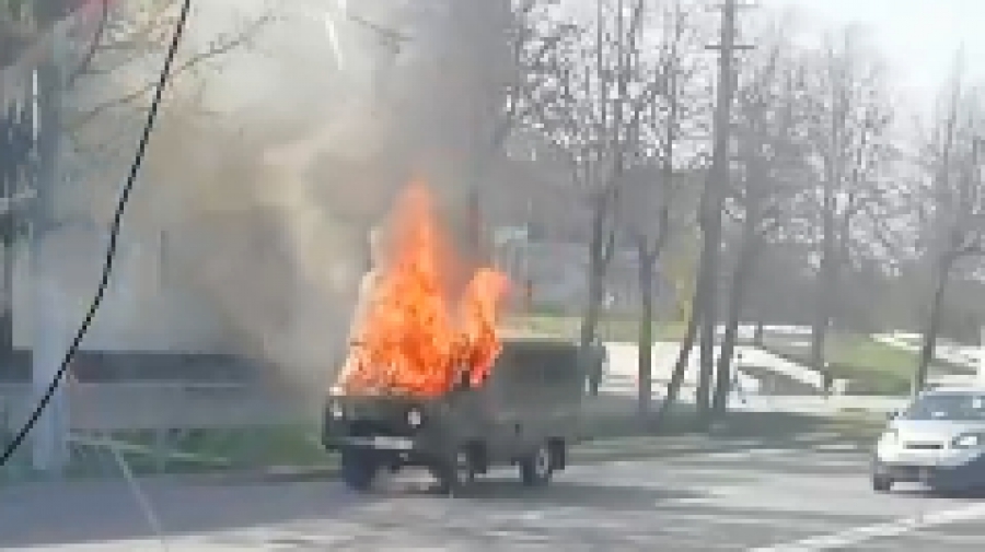 В центре Костромы на ходу загорелся автомобиль