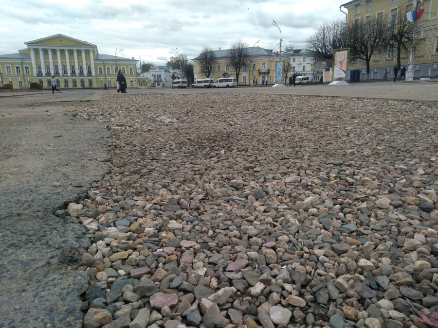 В центре Костромы туристов встречают «заплаты» из щебня (ФОТО)