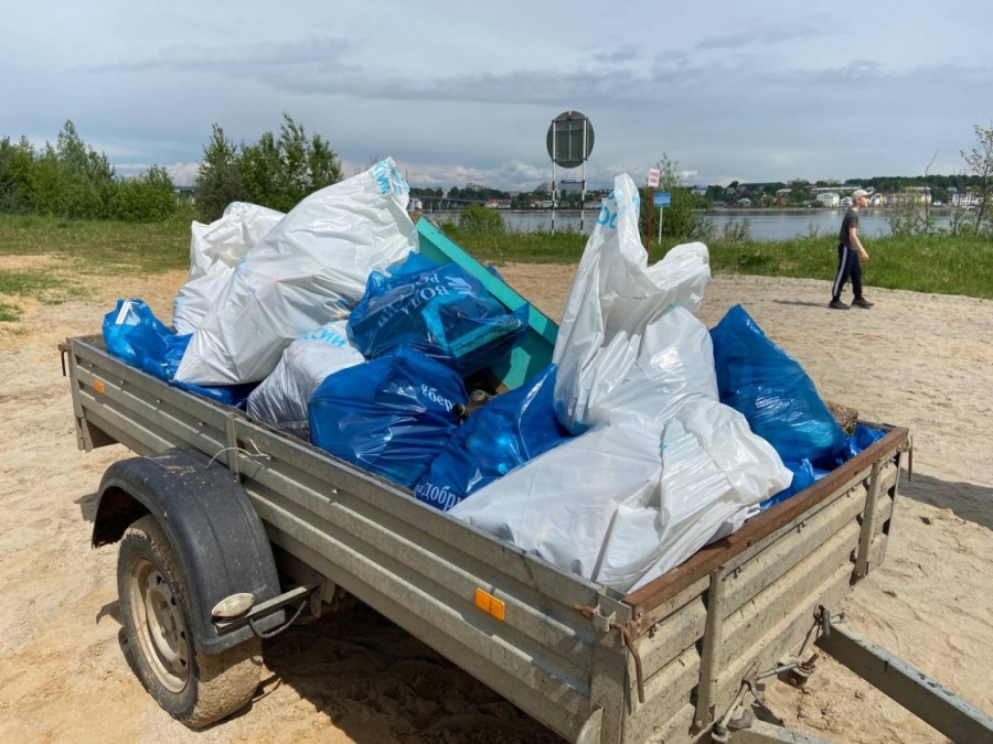 На отремонтированной Чернигинской набережной в Костроме обнаружили полтонны мусора