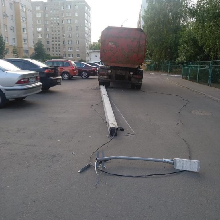 В Костроме мусоровоз снес фонарный столб
