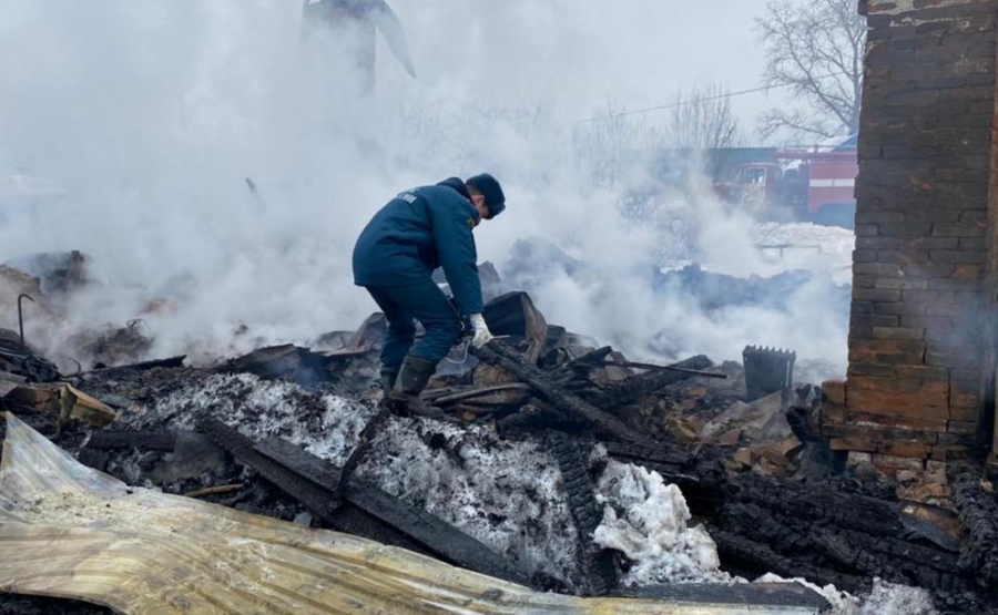 Огненная трагедия в Костромской области: после пожара в доме без крыши над головой остались четыре ребёнка