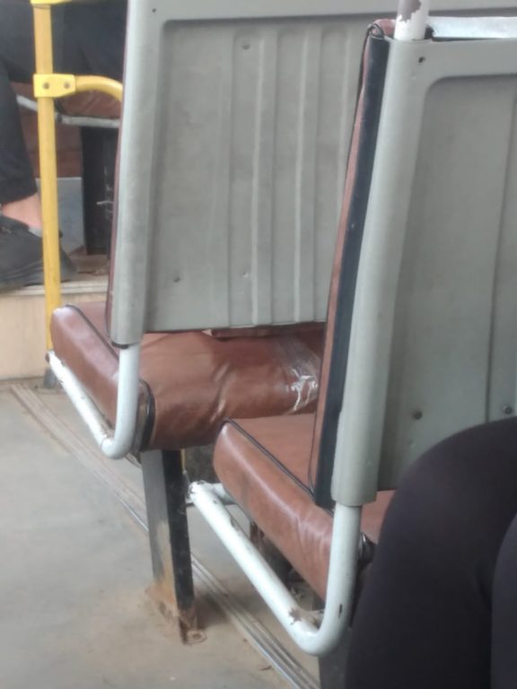 В Костроме пассажирский автобус отремонтировали скотчем
