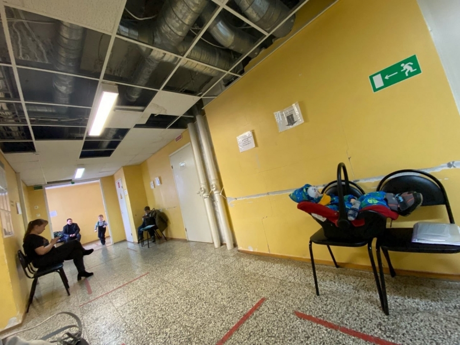 Костромичи шокированы дырявым потолком в пульмонологическом центре