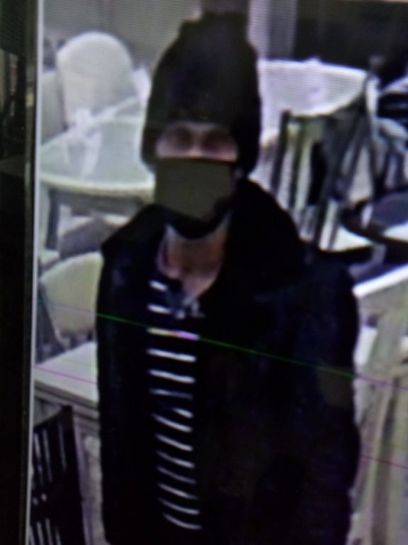 В Костроме разыскивают мужчину, в открытую обокравшего магазин
